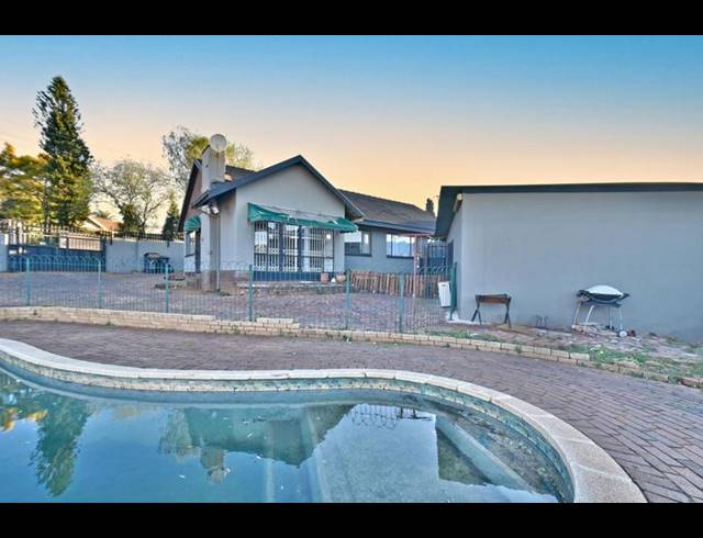 5 BEDROOM HOUSE FOR SALE IN MONDEOR